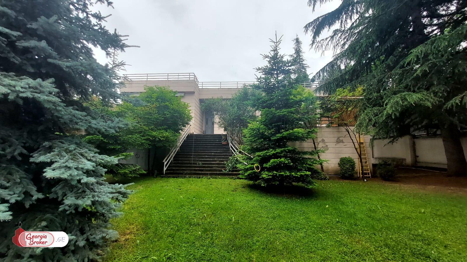 nearly repaired 9-room house for sale